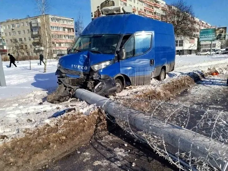 Брест: микроавтобус &laquo;сбил&raquo; столб на Московской, оборвана троллейбусная линия