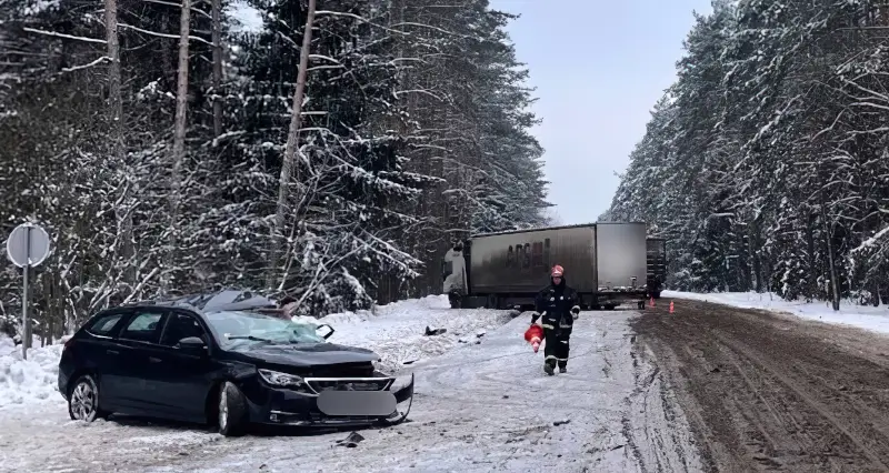 Под Барановичами легковушка угодила под встречную фуру. Водителя спасли