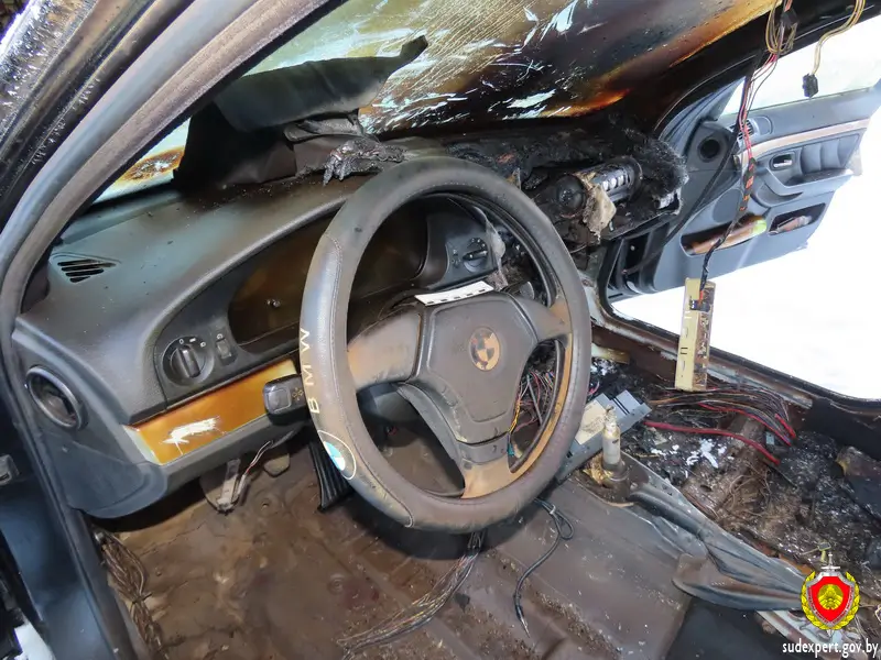 Огонь вместо тепла: в Пружанском районе ремонт БМВ закончился пожаром в салоне