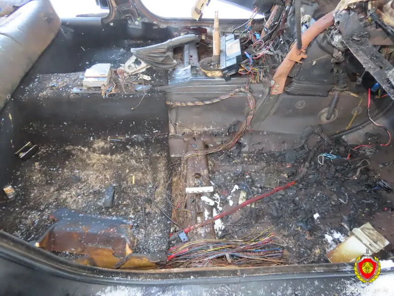 Огонь вместо тепла: в Пружанском районе ремонт БМВ закончился пожаром в салоне