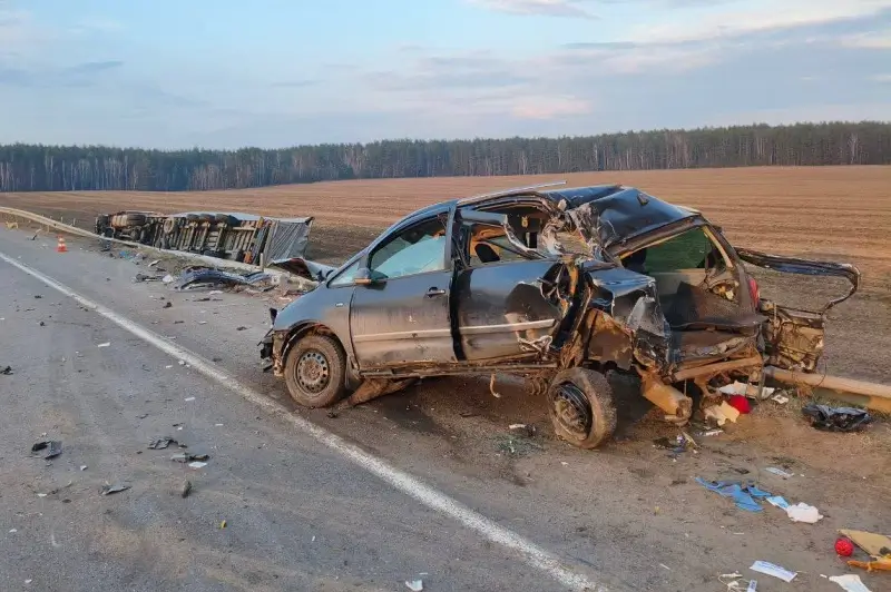Житель Брестчины на автопоезде врезался в припаркованную легковушку: погибла женщина