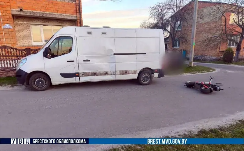 В Столине микроавтобус сбил мопед: двое подростков в больнице В Столине микроавтобус сбил мопед: двое подростков в больнице