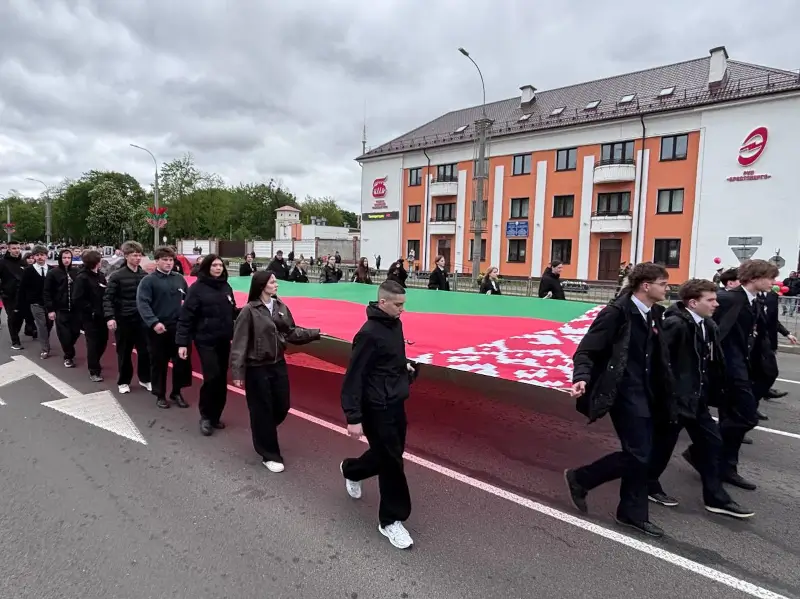 Десятки тысяч человек пришли 9 мая на митинг в Брестскую крепость