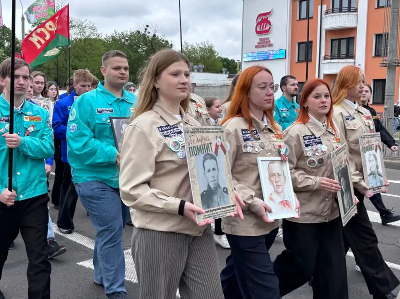 Десятки тысяч человек пришли 9 мая на митинг в Брестскую крепость