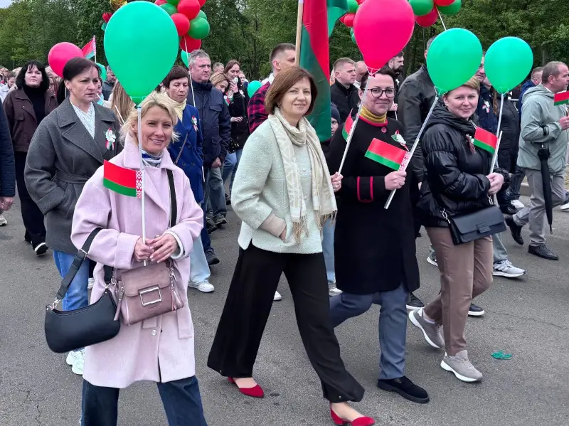 Десятки тысяч человек пришли 9 мая на митинг в Брестскую крепость