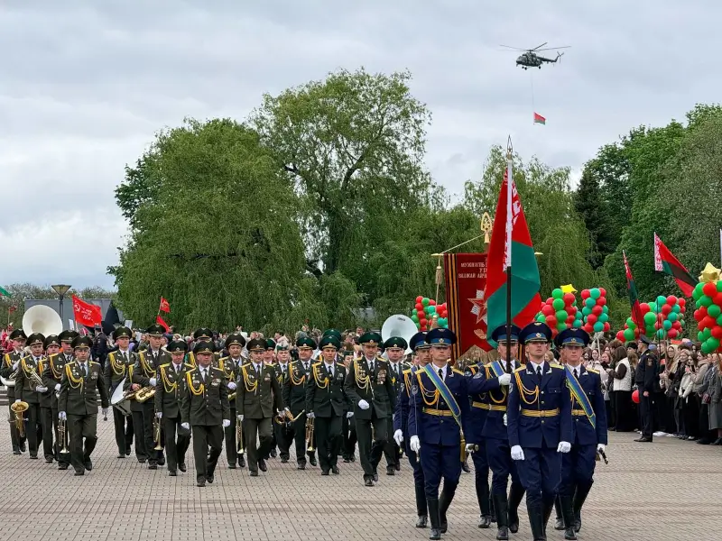 Десятки тысяч человек пришли 9 мая на митинг в Брестскую крепость