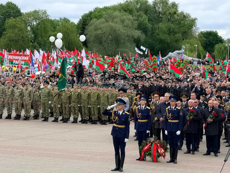 Десятки тысяч человек пришли 9 мая на митинг в Брестскую крепость