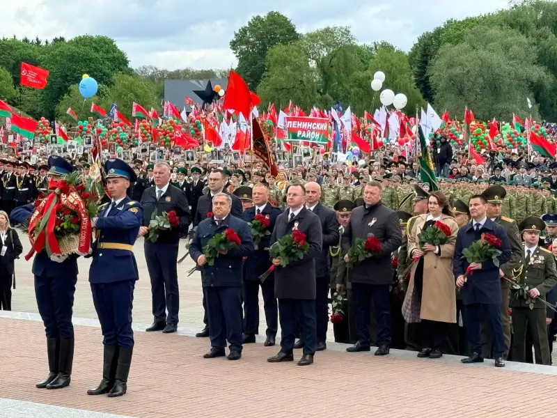 Десятки тысяч человек пришли 9 мая на митинг в Брестскую крепость
