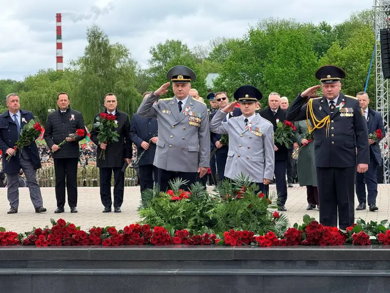 Десятки тысяч человек пришли 9 мая на митинг в Брестскую крепость