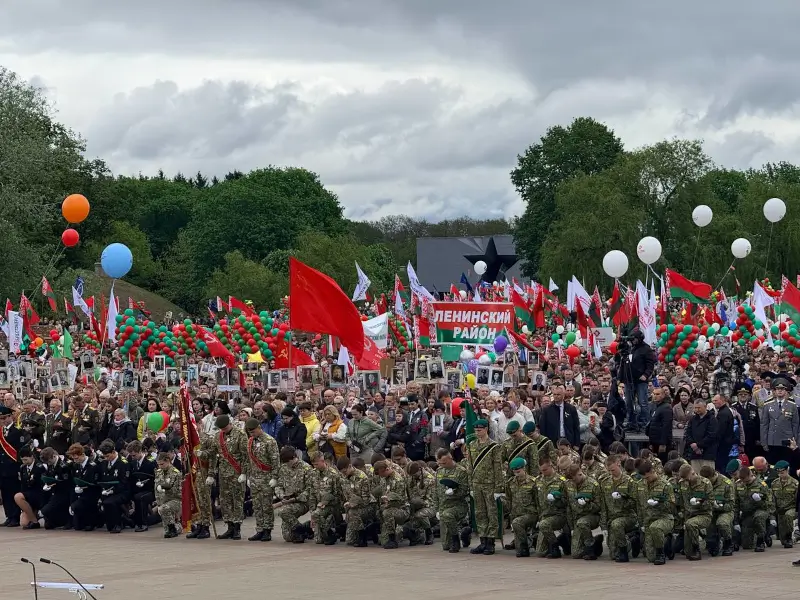 Десятки тысяч человек пришли 9 мая на митинг в Брестскую крепость