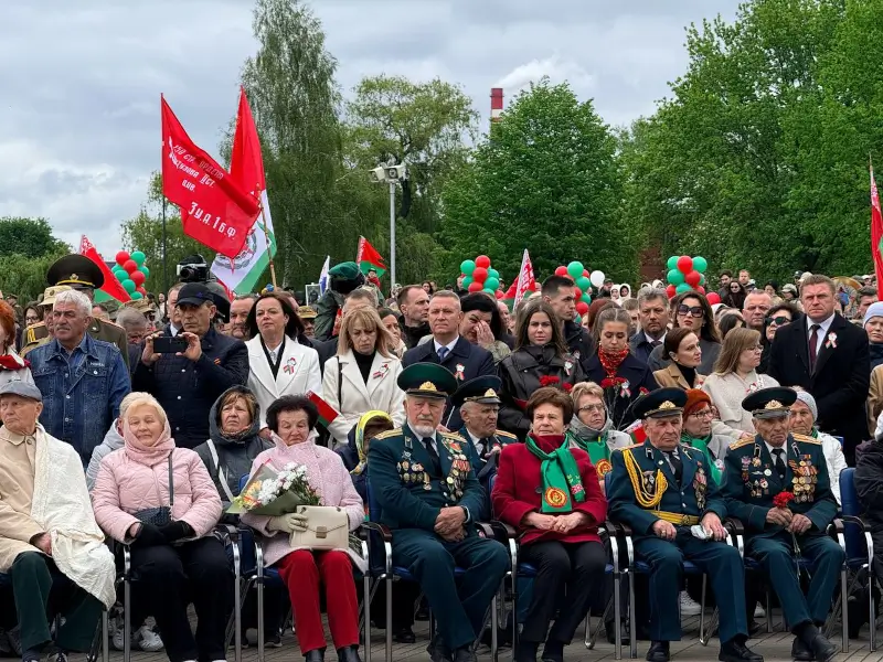 Десятки тысяч человек пришли 9 мая на митинг в Брестскую крепость