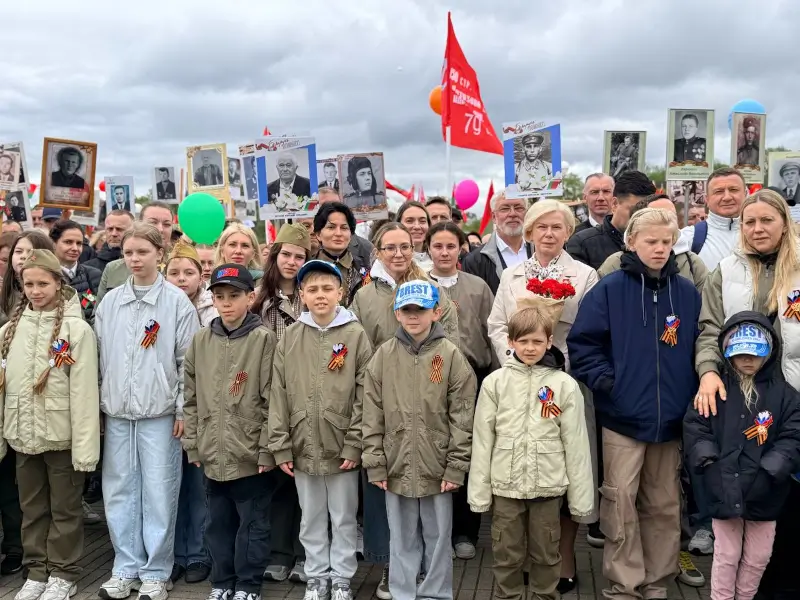 Десятки тысяч человек пришли 9 мая на митинг в Брестскую крепость