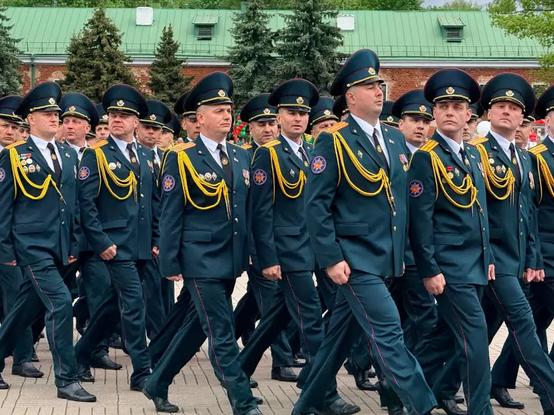 Десятки тысяч человек пришли 9 мая на митинг в Брестскую крепость