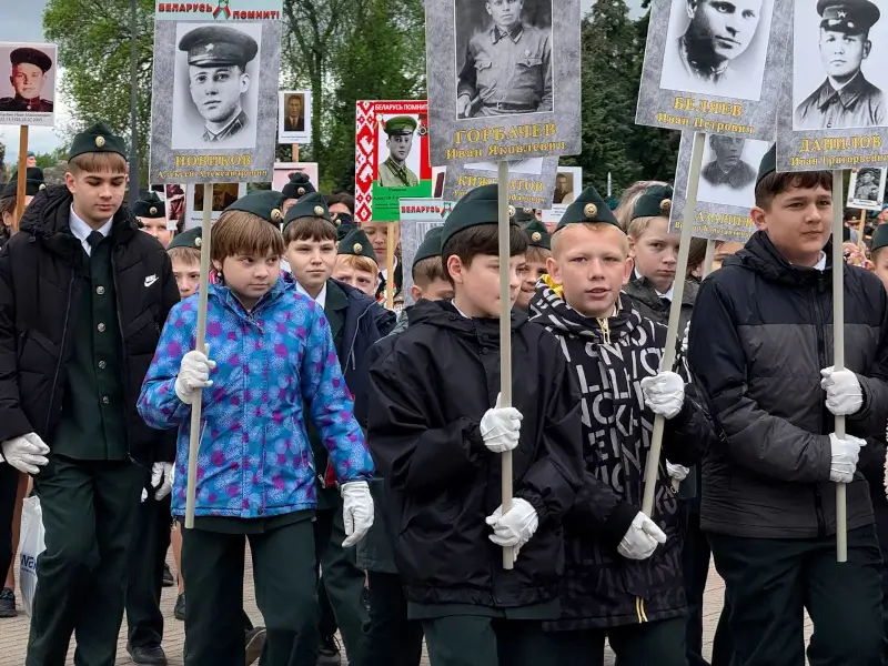Десятки тысяч человек пришли 9 мая на митинг в Брестскую крепость