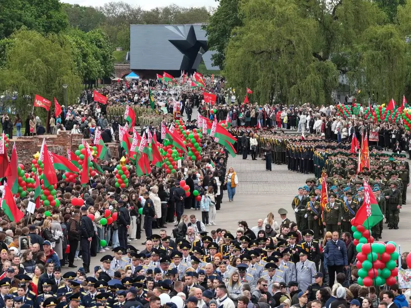 Десятки тысяч человек пришли 9 мая на митинг в Брестскую крепость