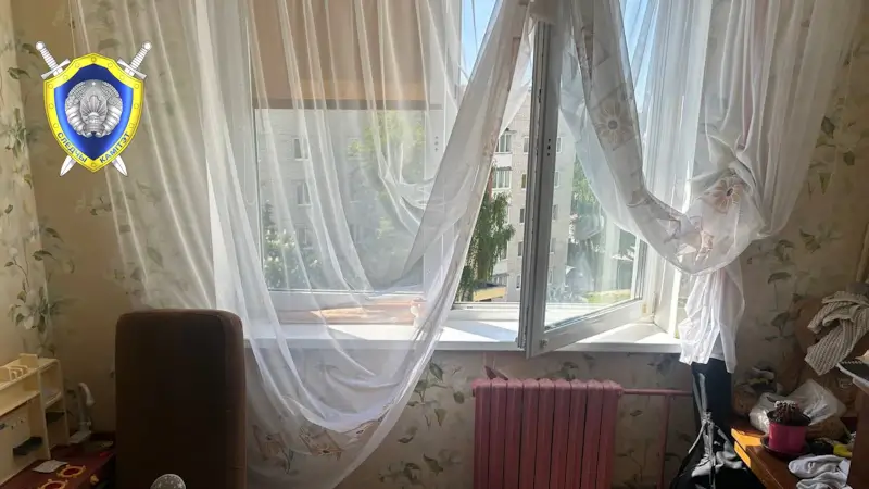 В Слониме двухлетняя девочка выпала из окна пятого этажа В Слониме двухлетняя девочка выпала из окна пятого этажа