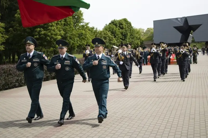 Брестский ГОЧС отметил 25-летие парадом и выставкой техники Брестский ГОЧС отметил 25-летие парадом и выставкой техники