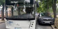 В Бресте троллейбус прижал легковушку к ограде