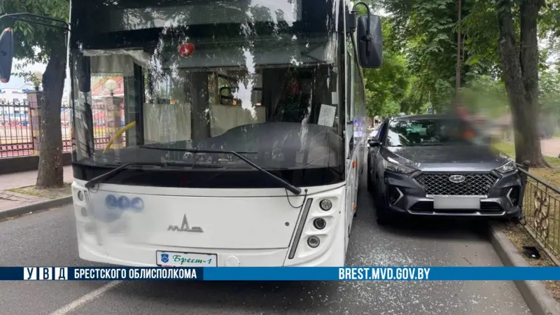 В Бресте троллейбус прижал легковушку к ограде В Бресте троллейбус прижал легковушку к ограде