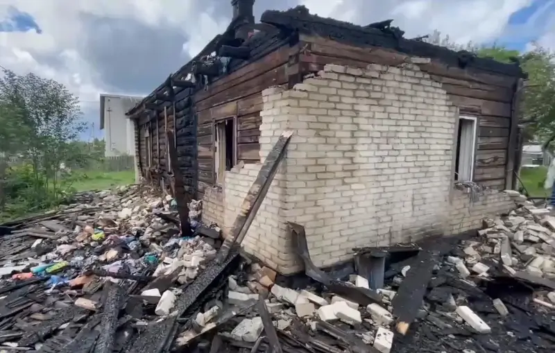 На пожаре в Наровле погибли женщина и двое ее правнуков. Еще один ребенок в реанимации На пожаре в Наровле погибли женщина и двое ее правнуков. Еще один ребенок в реанимации