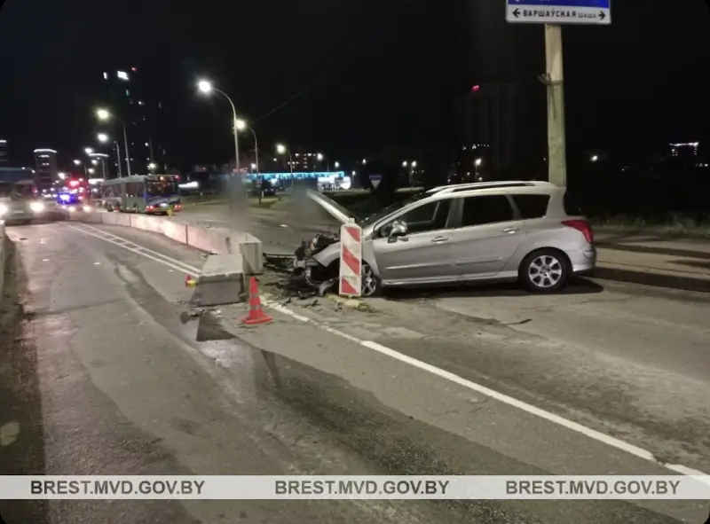 В Бресте на реконструируемом мосту «Пежо» налетел на бетонный блок: пострадали две девушки В Бресте на реконструируемом мосту «Пежо» налетел на бетонный блок: пострадали две девушки