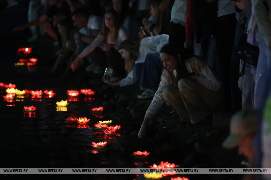 В Бресте прошли шоу флайбордистов и фестиваль водных фонариков В Бресте прошли шоу флайбордистов и фестиваль водных фонариков