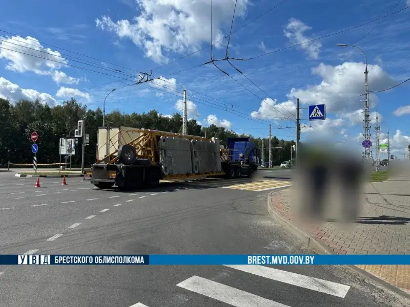 В Бресте на переходе погибла женщина. Возможно, вышла на дорогу на красный В Бресте на переходе погибла женщина. Возможно, вышла на дорогу на красный