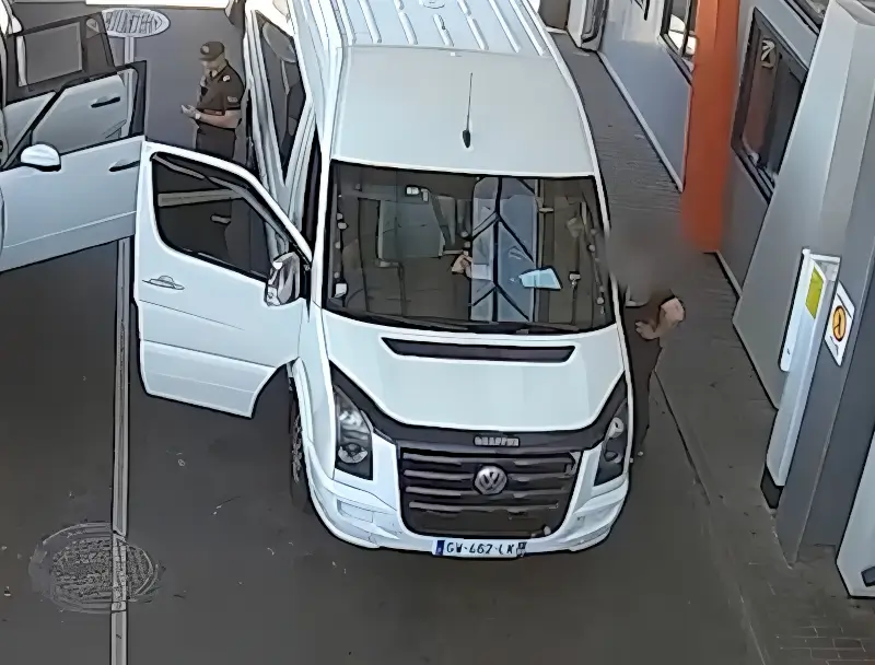 Иностранец попытался избавиться от своих наркотиков прямо на границе Иностранец попытался избавиться от своих наркотиков прямо на границе