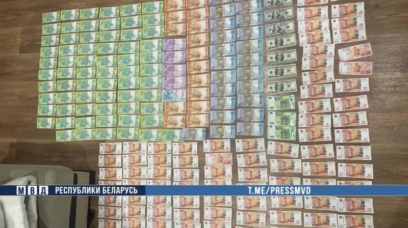 В Гомеле экс-работник спрятал 90 тысяч рублей в банках под землей В Гомеле экс-работник спрятал 90 тысяч рублей в банках под землей