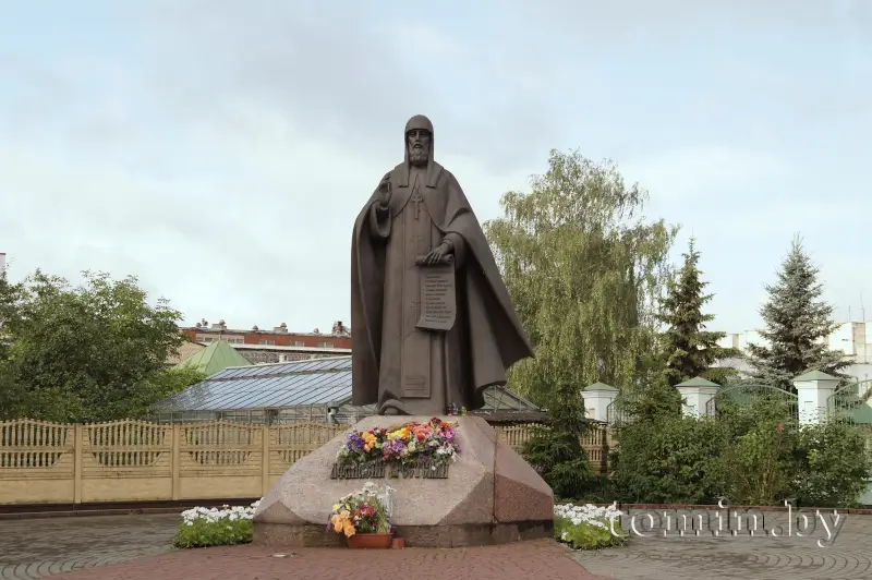 Памятник Афанасию Брестскому у Свято-Симеоновского собора Бреста