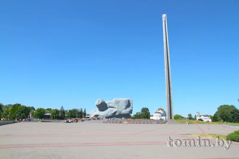 Площадь Церемониалов в Брестской крепости. Штык-обелиск
