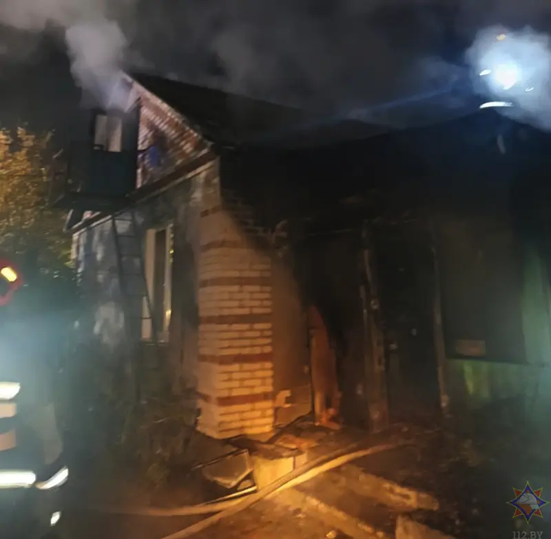 На пожаре в Кобрине спасли двух человек, один погиб: сводка МЧС В Кобрине на пожаре спасли двоих человек, один погиб