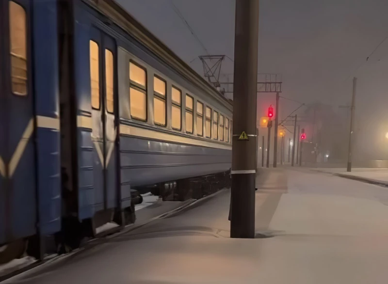 Поезд в снегу