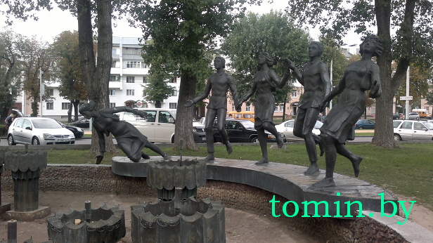 Оригинальный фонтан у брестского «Интуриста» лишился девушки - фото Оригинальный фонтан у брестского «Интуриста» лишился девушки - фото