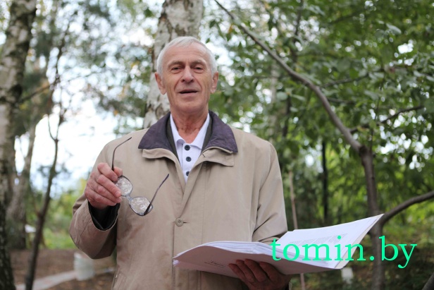 Петр Панасюк читает друзьям свои стихи. 16 сентября 2012 года. Брест.