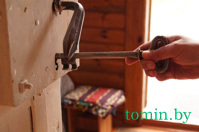 Свято-Николаевская церковь на хуторе Вежное Пружанского района - памятник деревянного зодчества XVIII века. Фото Тамары ТИБОРОВСКОЙ Свято-Николаевская церковь на хуторе Вежное Пружанского района - памятник деревянного зодчества XVIII века. Фото Тамары ТИБОРОВСКОЙ