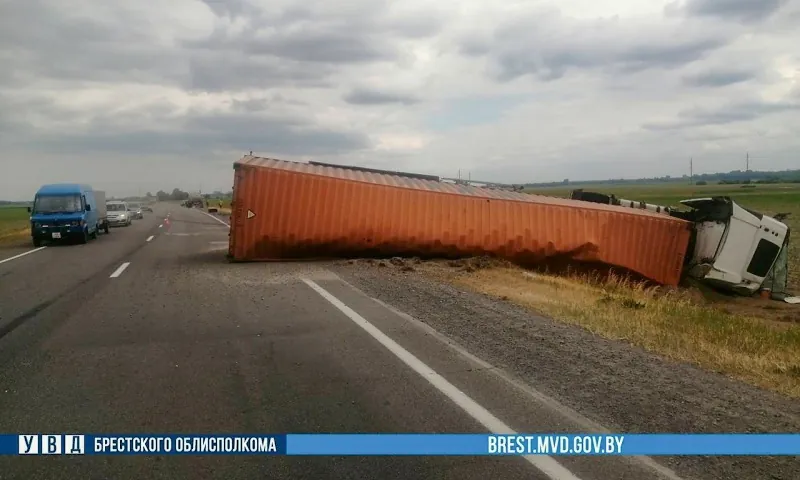 В Дрогичинском районе опрокинулась фура. Ее оторвавшееся колесо угодило в легковушку